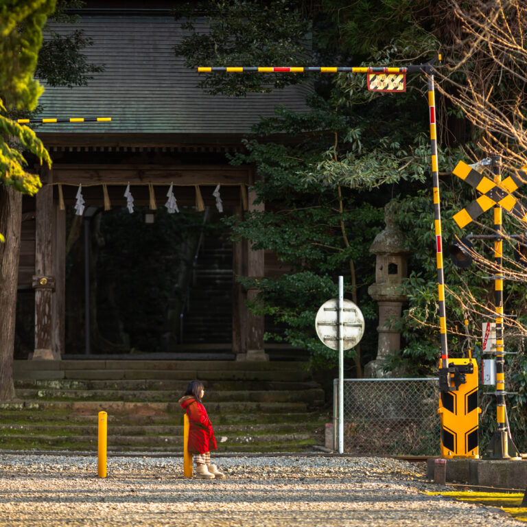 参道を線路が横切る「日吉神社」