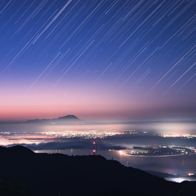 「枕木山」から眺める、光と自然のアート作品　　